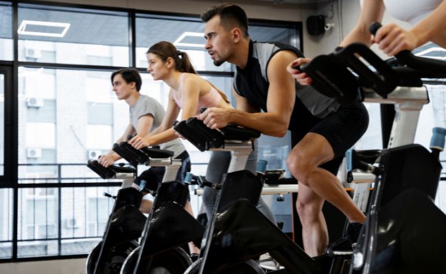 Personnes utilisant des Équipements de Cardio-Training pour un entraînement en groupe.