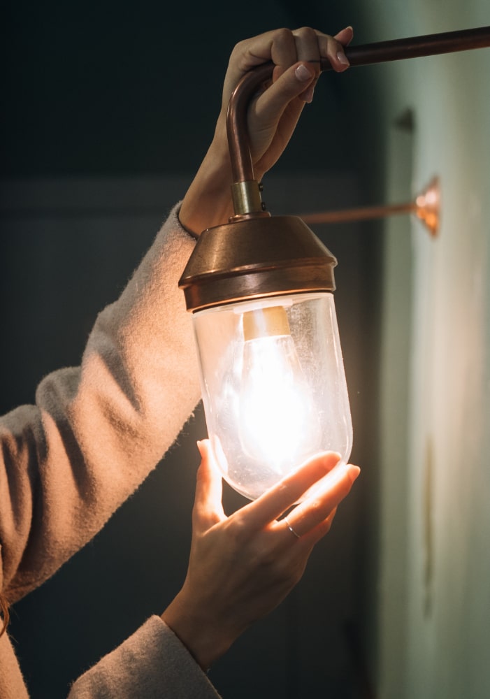 Une des "Lampes Caméra" intelligentes, une ampoule Wi-Fi avec objectif de caméra discret, offrant une surveillance domestique moderne et intégrée