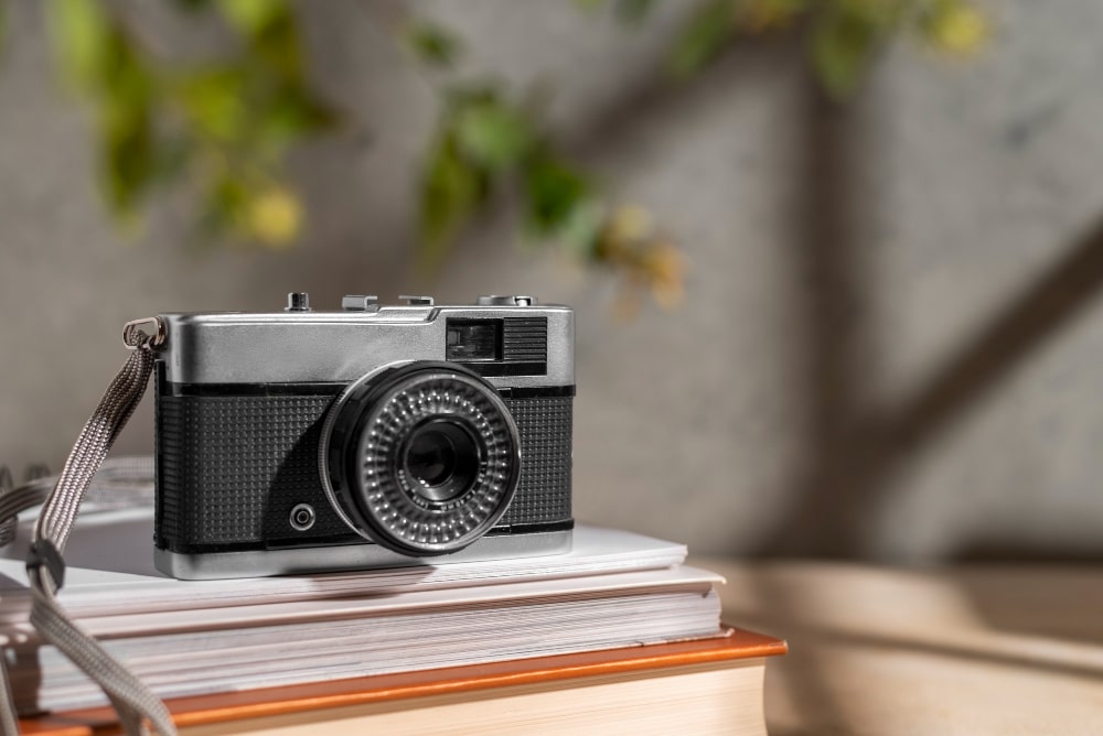 Un appareil photo reflex numérique avec un grand objectif, symbolisant le haut de gamme des "caméscope et appareils photo".