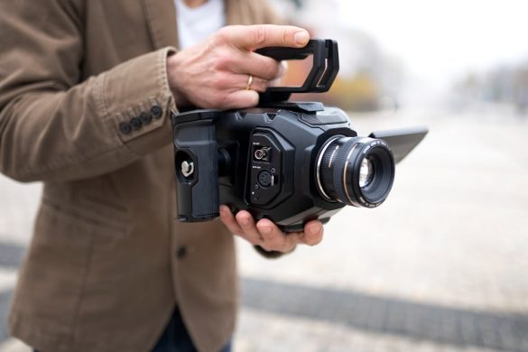 Un "caméscope" numérique moderne, un outil essentiel pour les amateurs de vidéo, dans la catégorie des "caméscope et appareils photo"