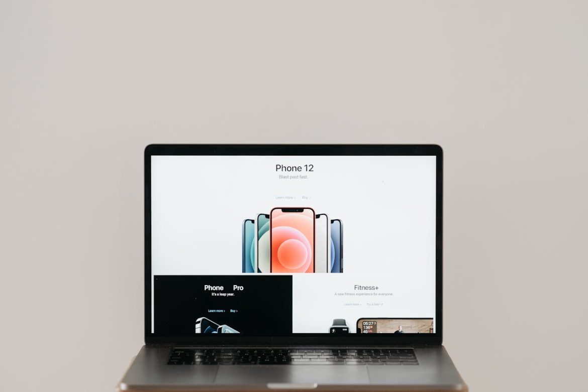 Un ordinateur portable ouvert affichant un portail technologique dédié à l'Actualité IA Marketing 2026.