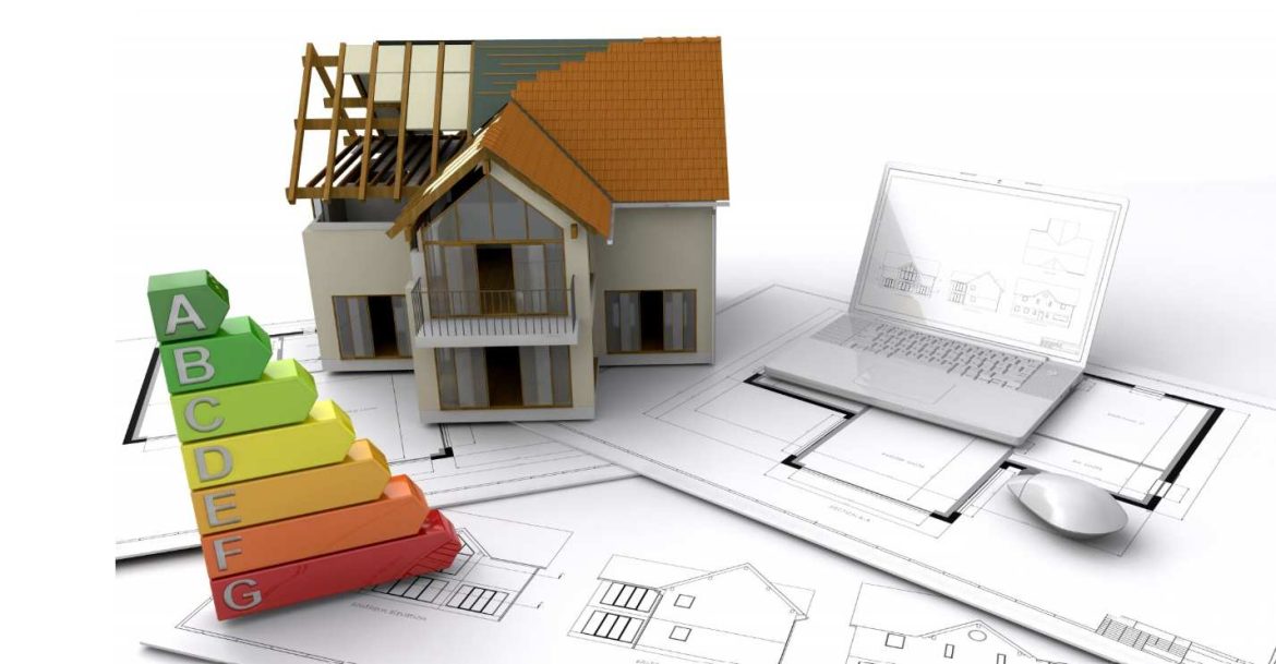 Maquette de maison en rénovation sur des plans d'architecte avec étiquette énergétique, illustrant la baisse prix passoire thermique DPE France.