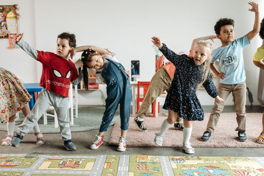 Des enfants joyeux participent à des activités ludiques pendant les vacances de la Toussaint.